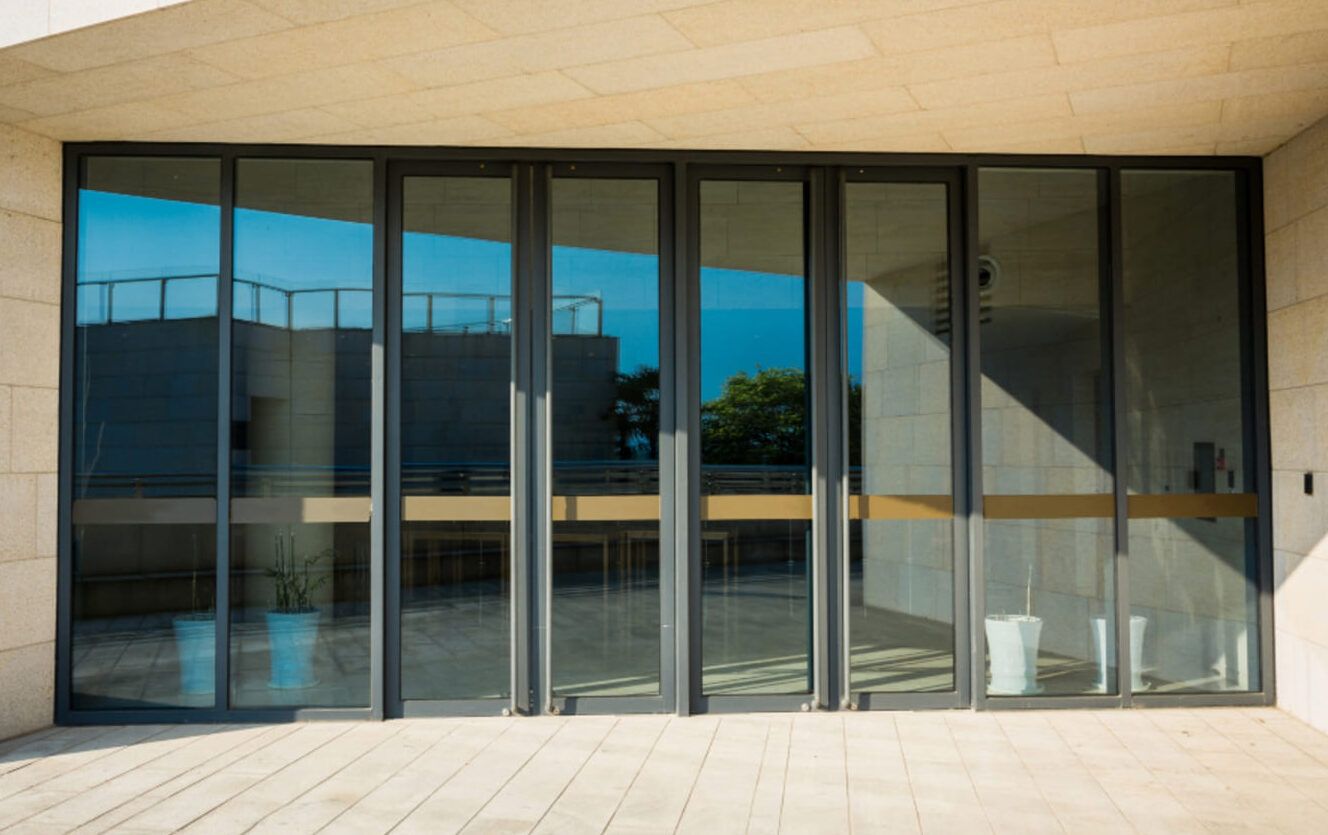 Cerramiento exterior de aluminio y cristal en la planta baja de un edificio