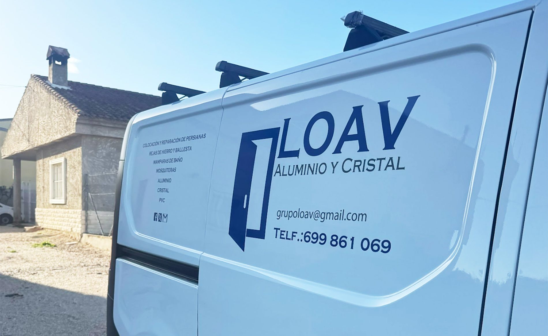 Furgoneta de LOAV Aluminio y Cristal con el logotipo y el teléfono rotulados