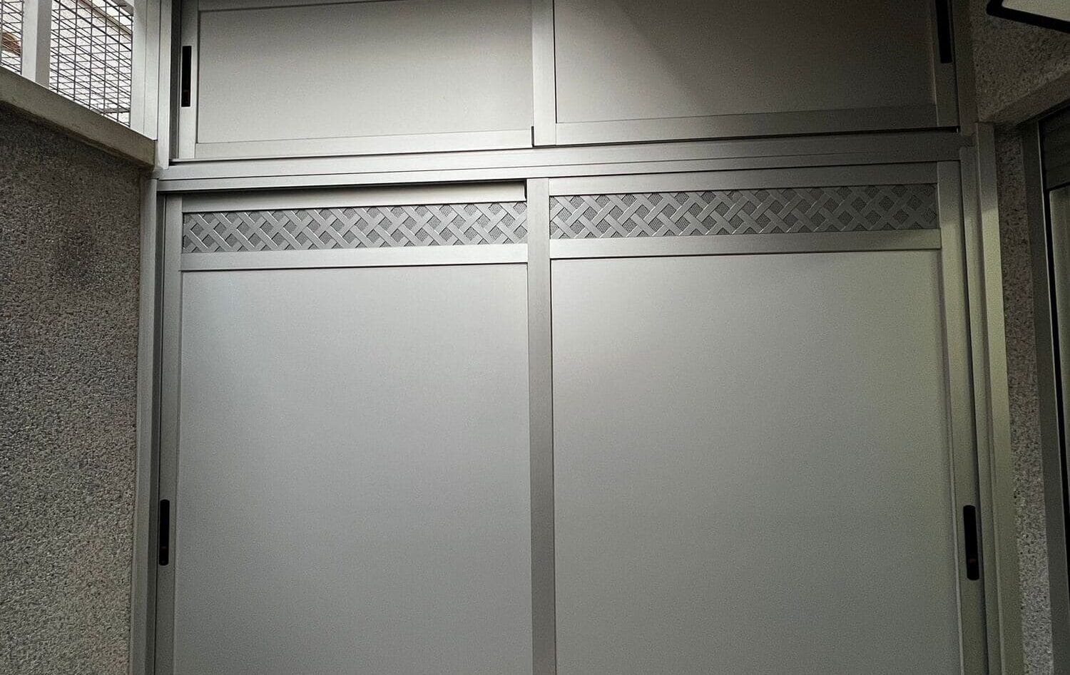 Armario de aluminio gris para exterior con rejilla de ventilación en la parte alta