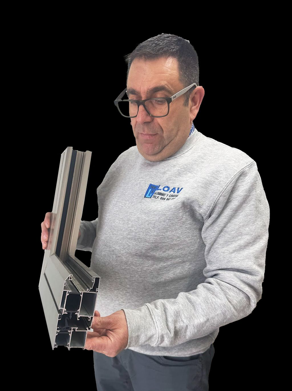 Uno de los fundadores de LOAV con un perfil de aluminio en las manos